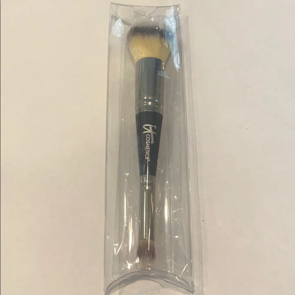 it cosmetics Dual-Ended Foundation & Concealer Brush in Black and Silver